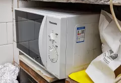 Reference photo: Panasonic NN-GM333W microwave oven